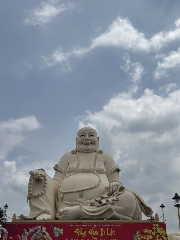 Ici c’est le bouddha qui représente le futur car il y a bien mangé bien bu , les longues oreilles signifient une longue vie et il est heureux