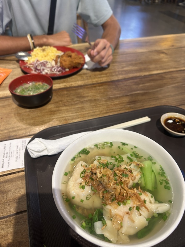 Hoành thánh : soupe de nouille avec wonton à la crevette , très bon