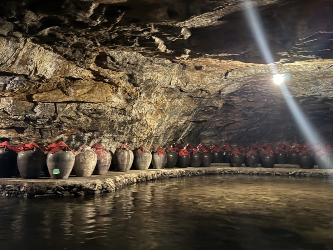 Grosses jarres en terre cuite dans la grotte des vins
