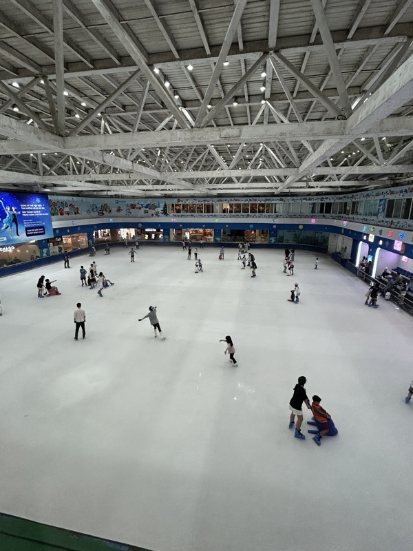 Assez étonnant de voir une patinoire sous 35 degrés