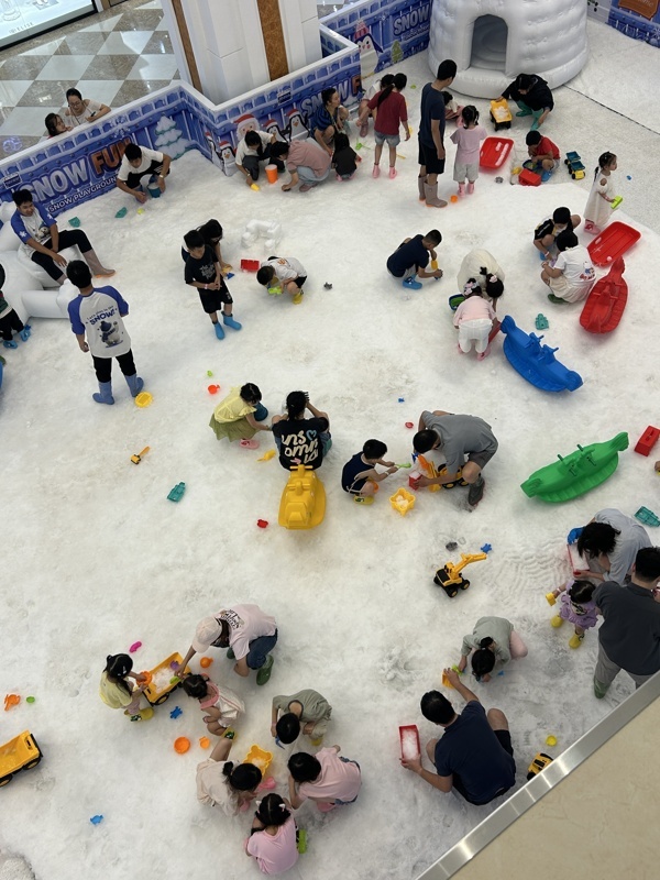 Les enfants ont l’air tellement heureux de pouvoir jouer avec la neige
