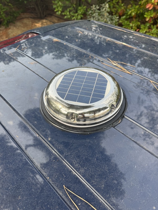 Et un champignon solaire pour que l’air circule avec l’autre aération, les ouvertures c’est la seule chose que nous avons pas voulu faire nous même