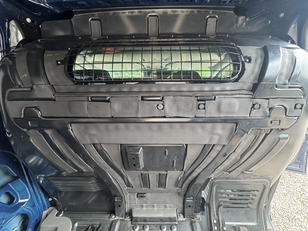 La plus longue partie car notre parois n’est pas plate, on a essayé de remettre à niveau avec des couches différentes d’isolant