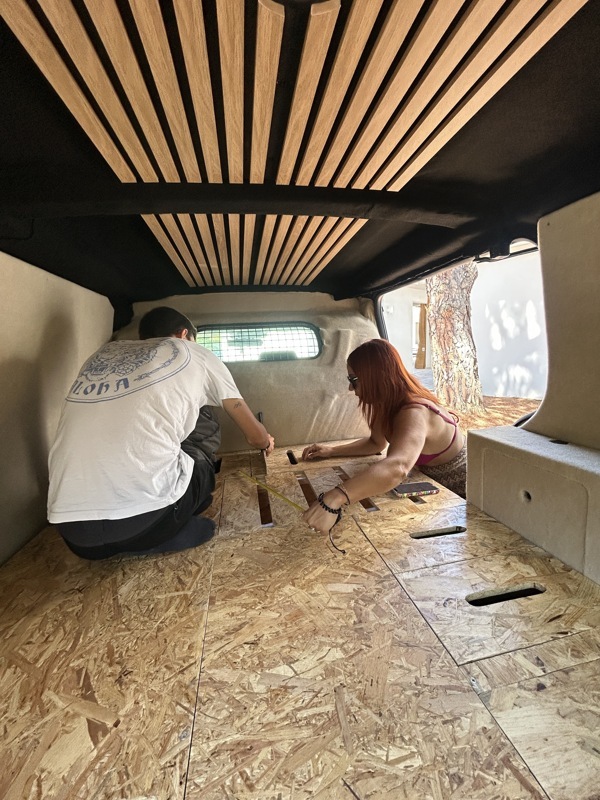Lulu entrain de prendre nos mesures pour les futurs coussins