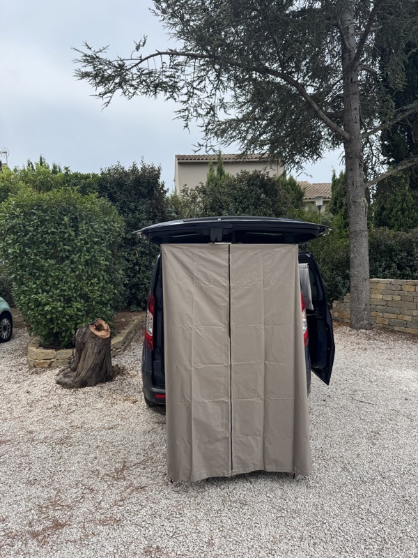 Super bâche avec 3 positions différentes, pour faire une cabine de douche car nous avons une douche solaire