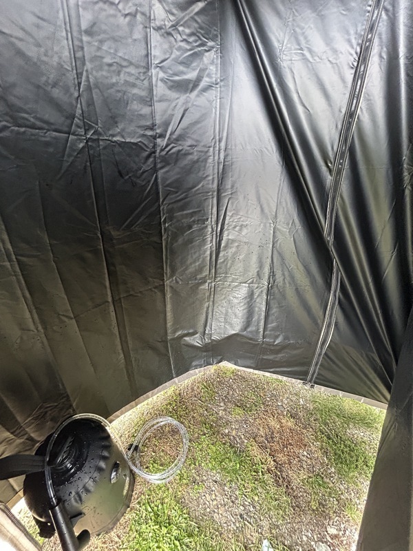 Bonne douche froide à la montagne