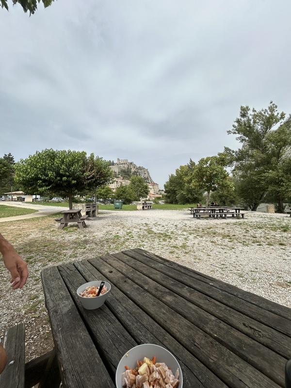 Pic nique en bas de Sisteron avec vue sur la citadelle
