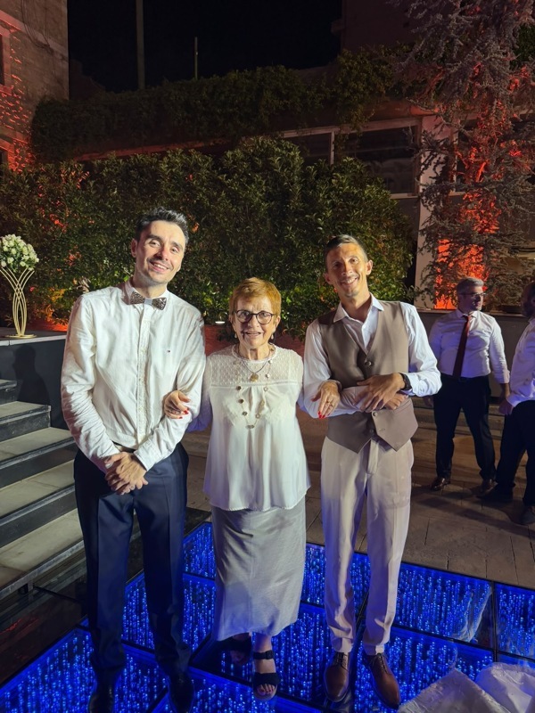 Mamie très bien accompagnée