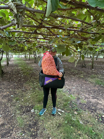 3) heureuse d’avoir un sac plein