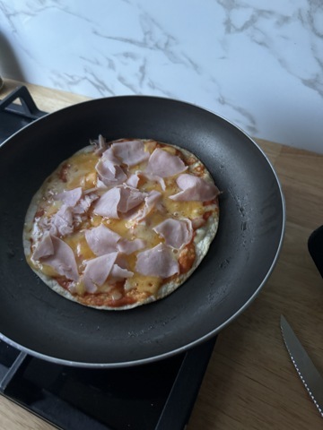 Elle n’est pas aussi bonne que celle de papa au Kokko mais une pizza dans le van ça fait plaisir ! Enfin ce n’est pas une pâte à pizza mais à wrap