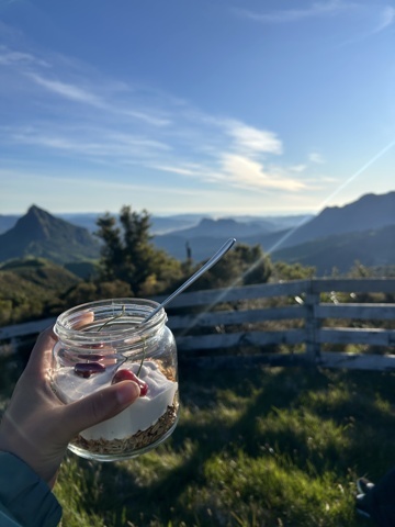Petit déjeuner au sommet du Mont Hikurangi après le lever du soleil à 5h50