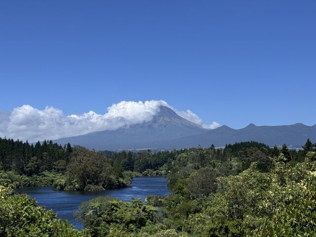 Balade autour du lac face au Mount Egmont