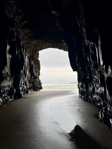 Cathedral Cave, une grande grotte de calcaire en forme de V accessible seulement en marée basse