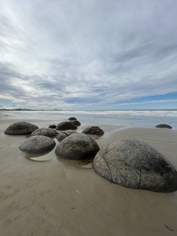 La plage des Moerakis Boulders, ces rochers ont la particularité d'être parfaitement lisses et sphériques