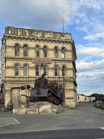 Musée de Oamaru, on a voulu le faire mais lui aussi il ferme très tôt ..