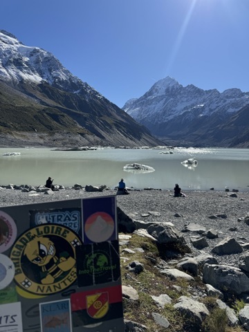 Jessy était heureux de voir un sticker de chez lui