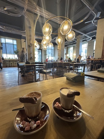 Chocolat chaud à C1 Espresso connu pour livrer des burgers via les tubes au plafond