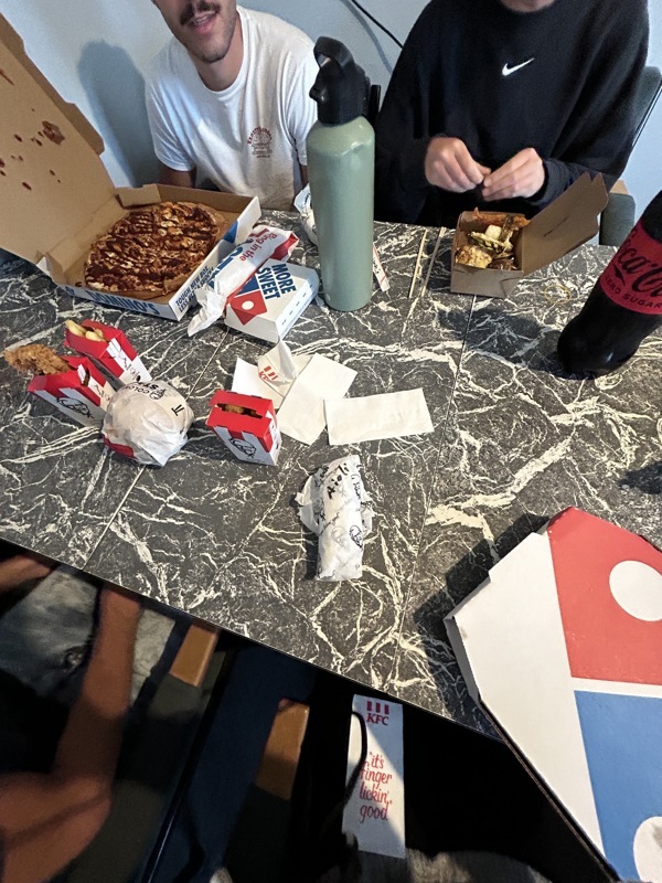Soirée avec les copains : dominos kfc sushi , chacun son truc