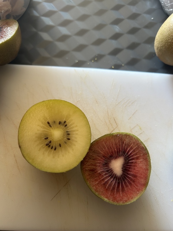Ce qu’on mange tous les jours : le kiwi rouge en plus du gold, un régale