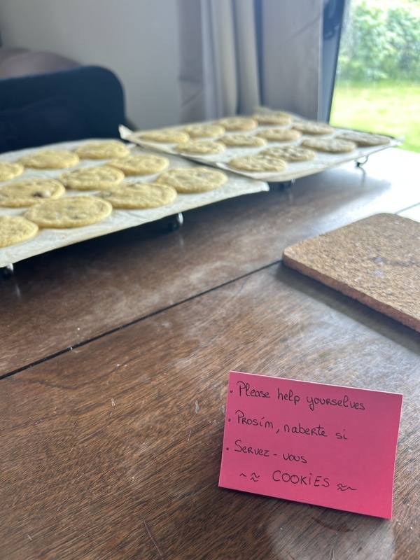 J’ai fait des cookies pour la maison, évidement on écrit en 3 langues