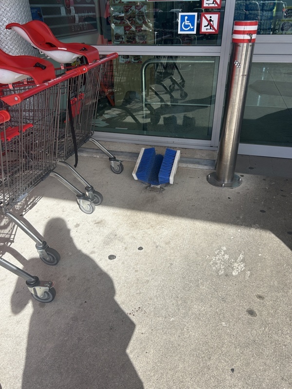 Des brosses à l’entrée des supermarchés pour les chaussures