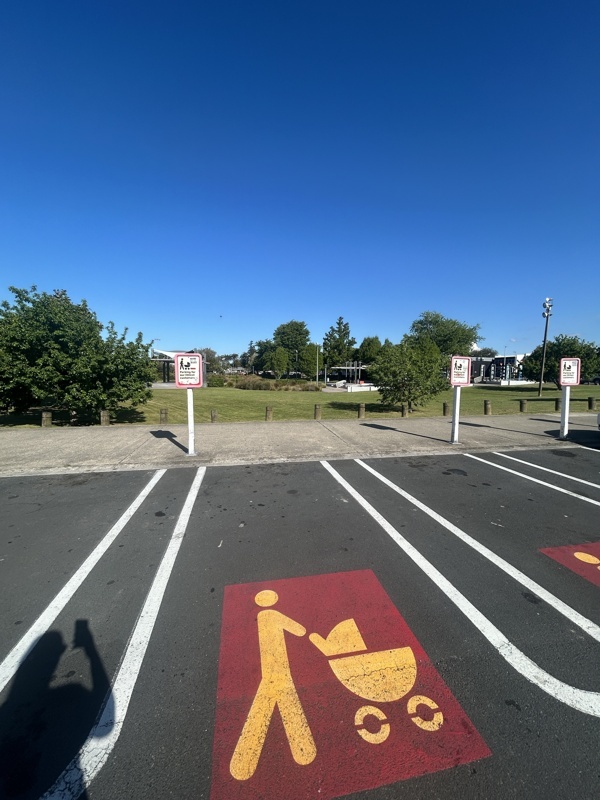 Sur tous les parkings des supermarchés, à côté des places pour handicapés on trouve toujours les places pour famille