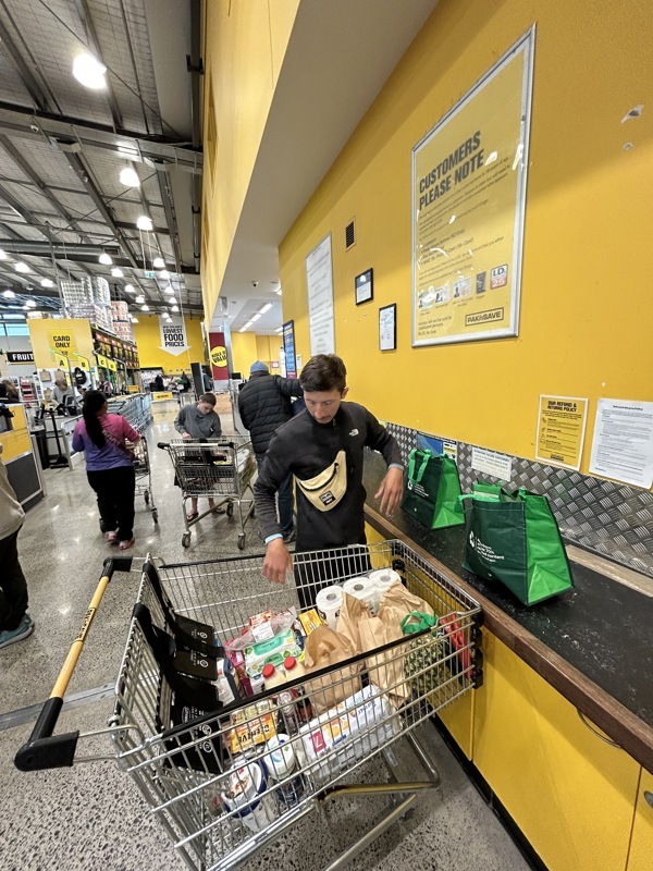 Ici, il est interdit de ranger les courses dans des sacs à la caisse : tout doit aller directement dans le caddie, puis on doit aller dans les zones dédiées pour les ranger… Une belle perte de temps