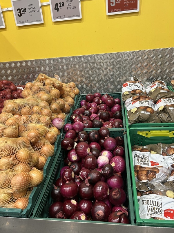 Étrange au début de voir les oignons rouges sans peau