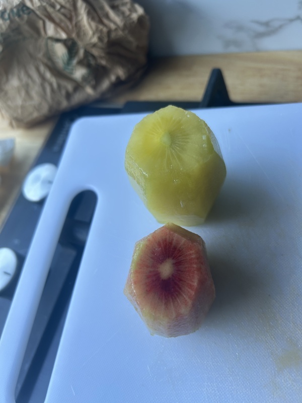 Notre plus belle découverte culinaire, le kiwi rouge !