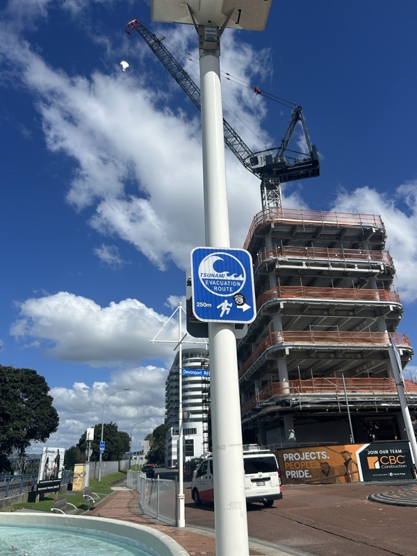 De partout dans les villes côtières il y a aussi les panneaux pour évacuer