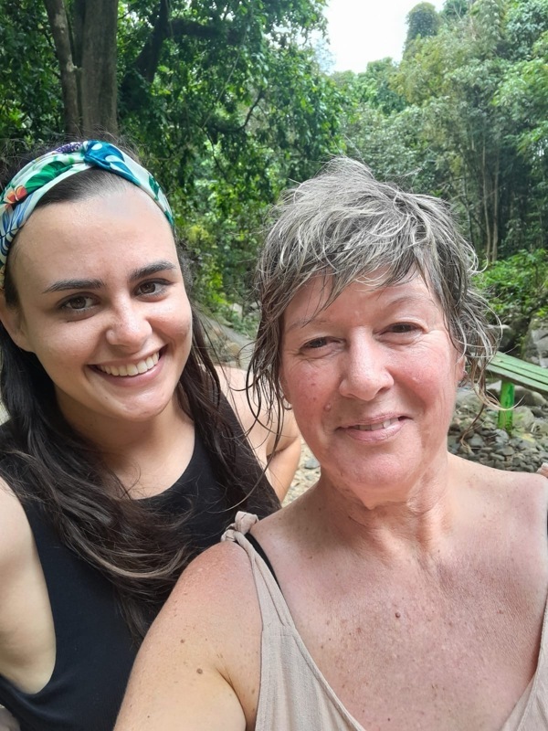 Selfie avec Raelene, qui passait son temps à me prendre en photo pendant la randonnée, mais elle était très gentille ! Elle a une ferme en Australie et accueille en permanence des backpackers