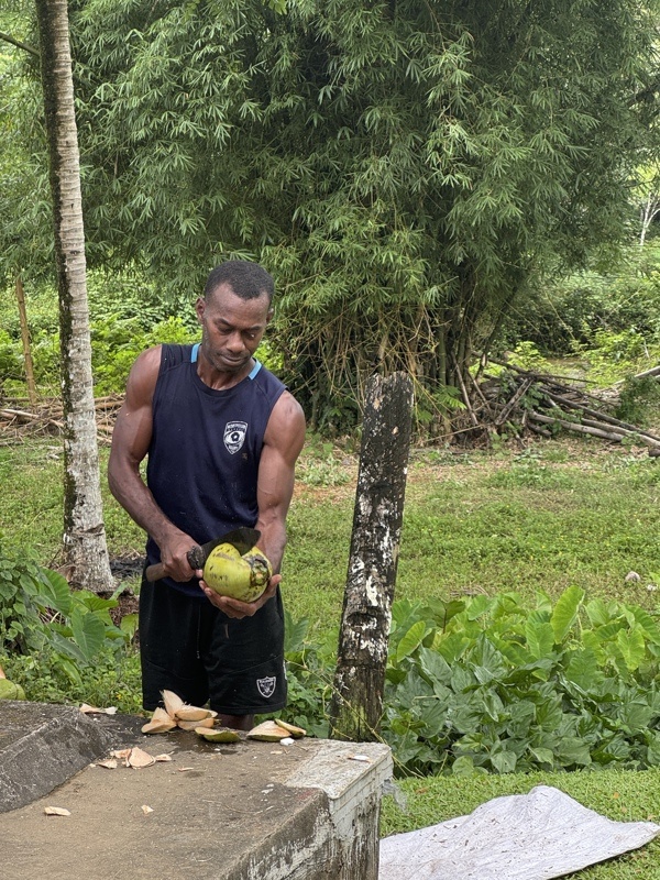 Impressionnant de le voir couper les noix de coco