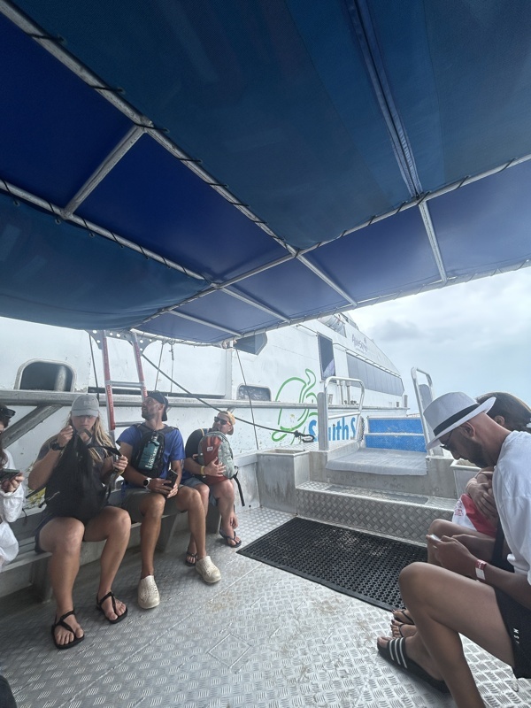 On change de bateau pour accoster sur l’île