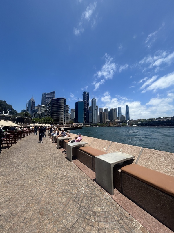 Le long de la promenade, des bancs pour se poser