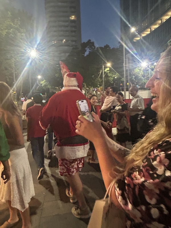 Désolé je n’ai pas de meilleure photo du père noel en short avec sa planche de surf