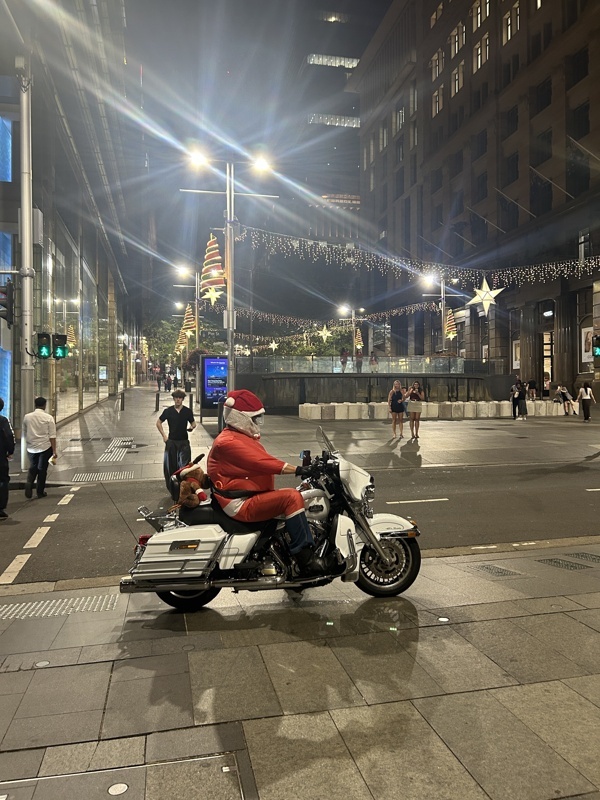 Après le père noel en short et avec un surf, le voici à moto