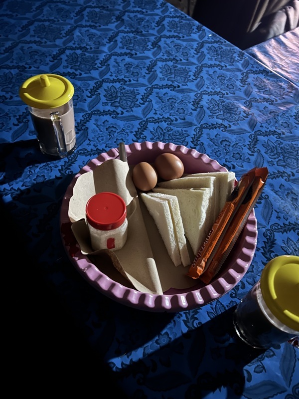 Des œufs durs à la fraîche avec tartine de banane et chocolat chaud pour se réchauffer