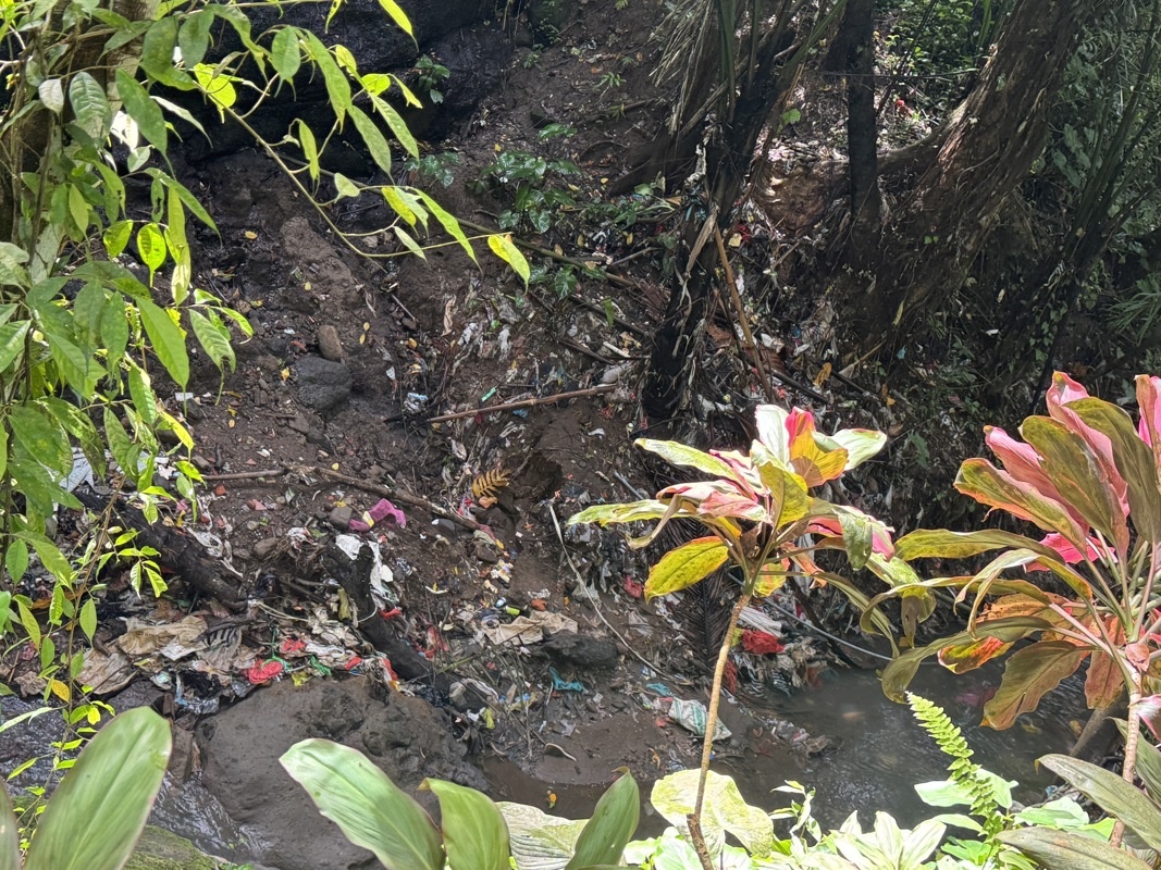 L’envers du décor, au pied de la cascade..