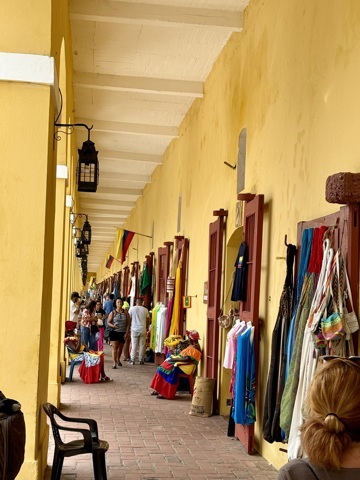 20 boutiques de communautés indigènes, à priori…