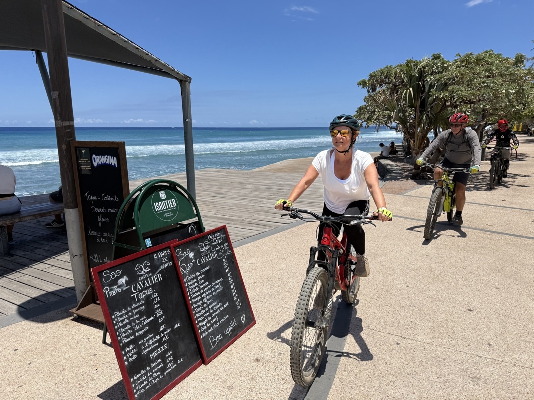 arrivée sur la plage de Saint Gilles les bains