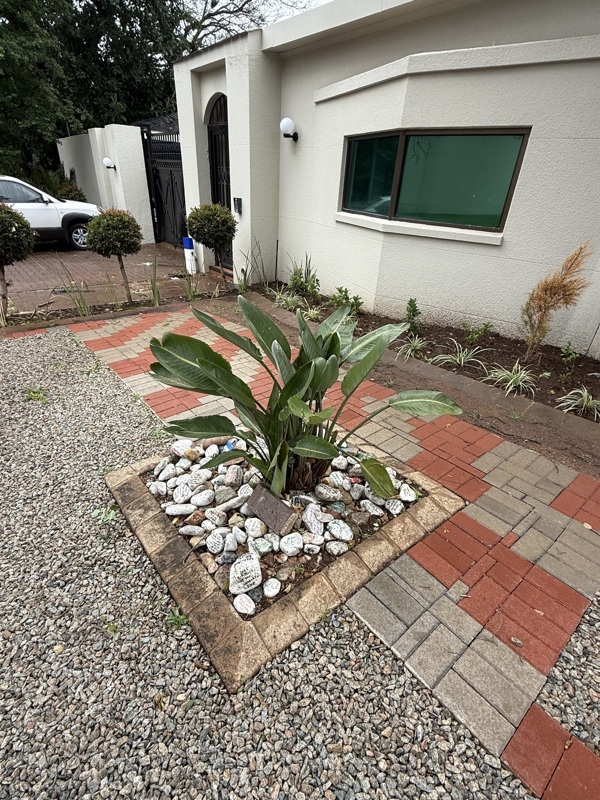 des écrits sur des pièrres déposées devant chez lui