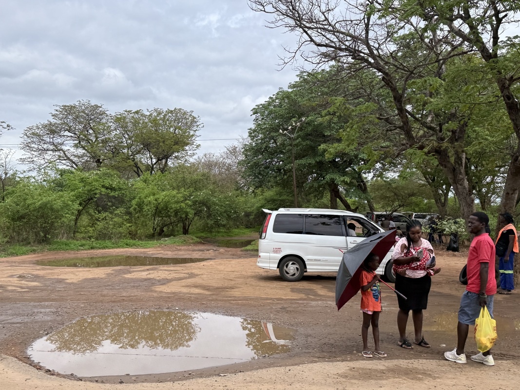 la vie en bord de route (nous sommes en saison des pluies)