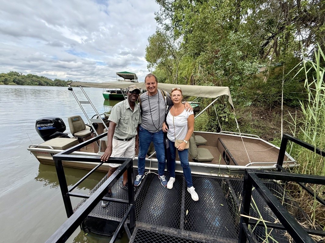 après le van, le bateau prend le relais pour le lodge