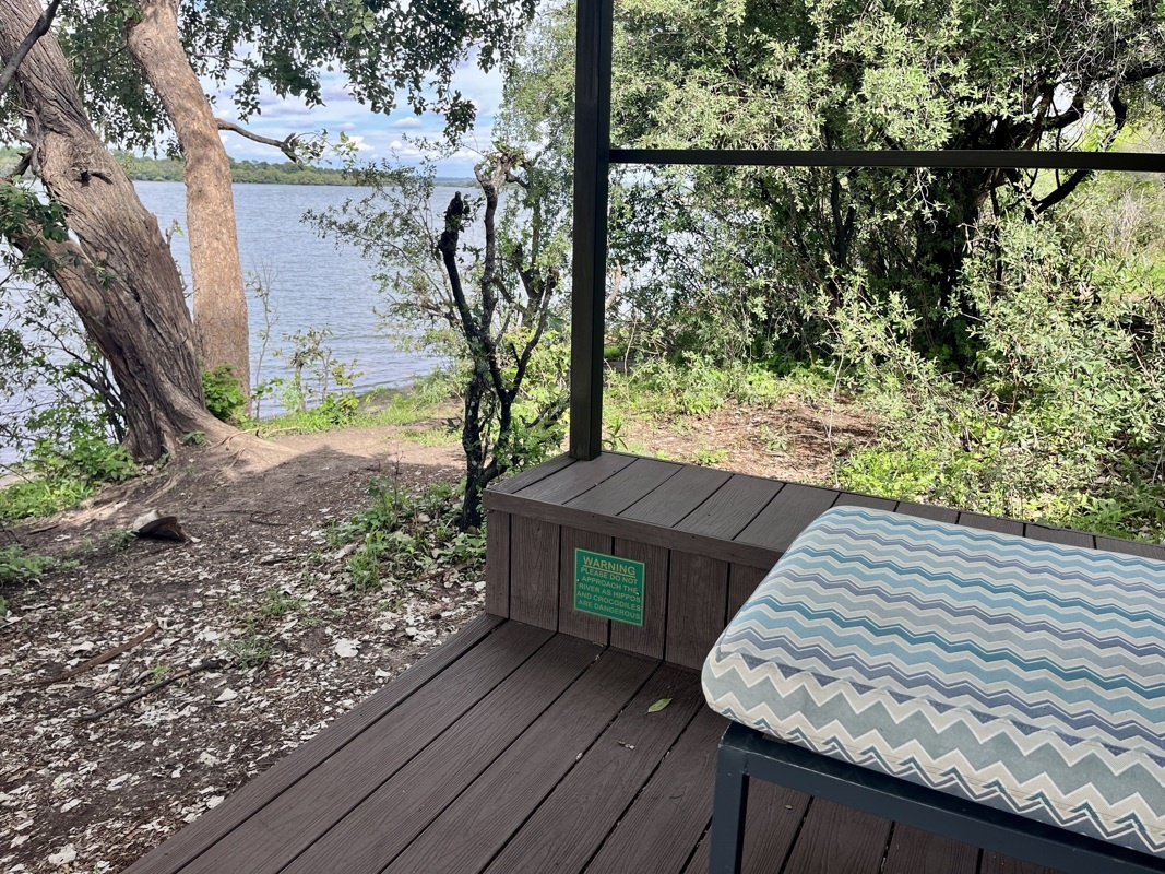 La terrace: zoomez sur le pannonceau vert, engageant!