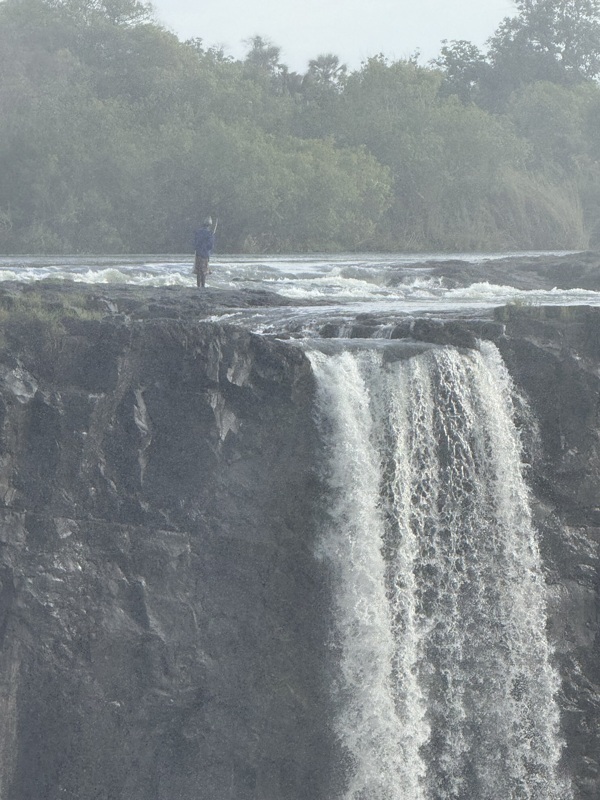 un pêcheur! la haut !! incroyable