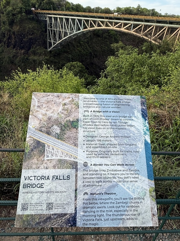le pont qui relie la Zambie et le Zimbabwe au dessus du Zambèze et des chutes