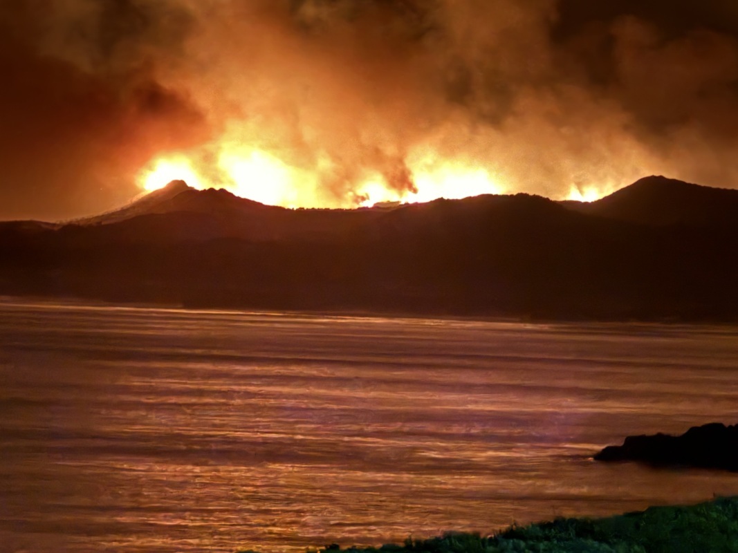 Il avance sur nous aidé par le vent