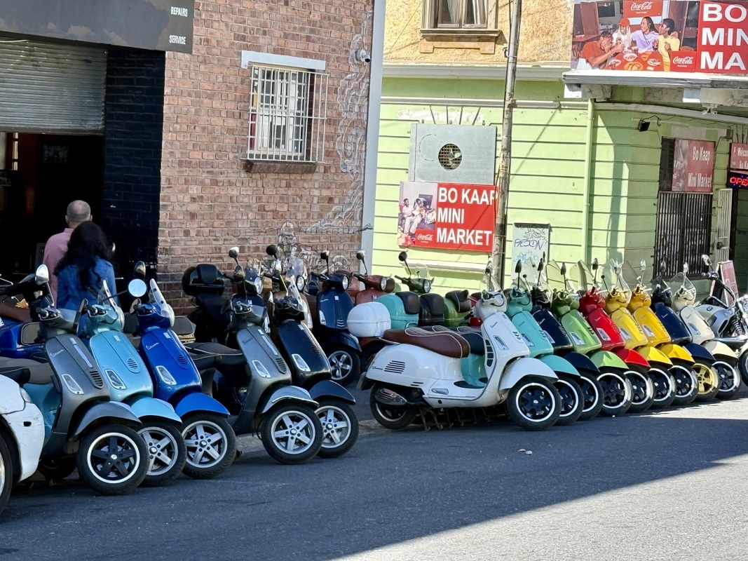 meme les scooters sont de la couleur des maisons