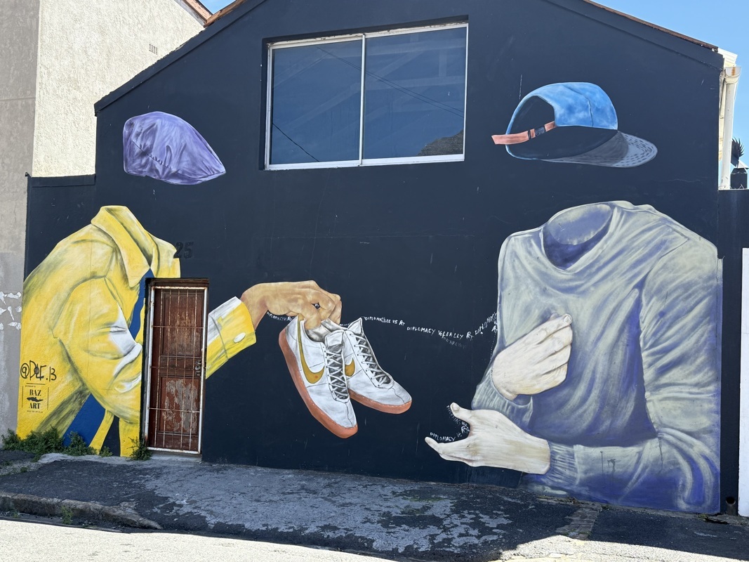 pas de têtes.... des costumes, un a gauche, chemise cravate bouton de manchette, le vieux , à droite casquette a l'envers, sweet, l'ancier donne des chaussures au jeune et veut dire, suit mes pas, voilà les chaussures pour y parvenir