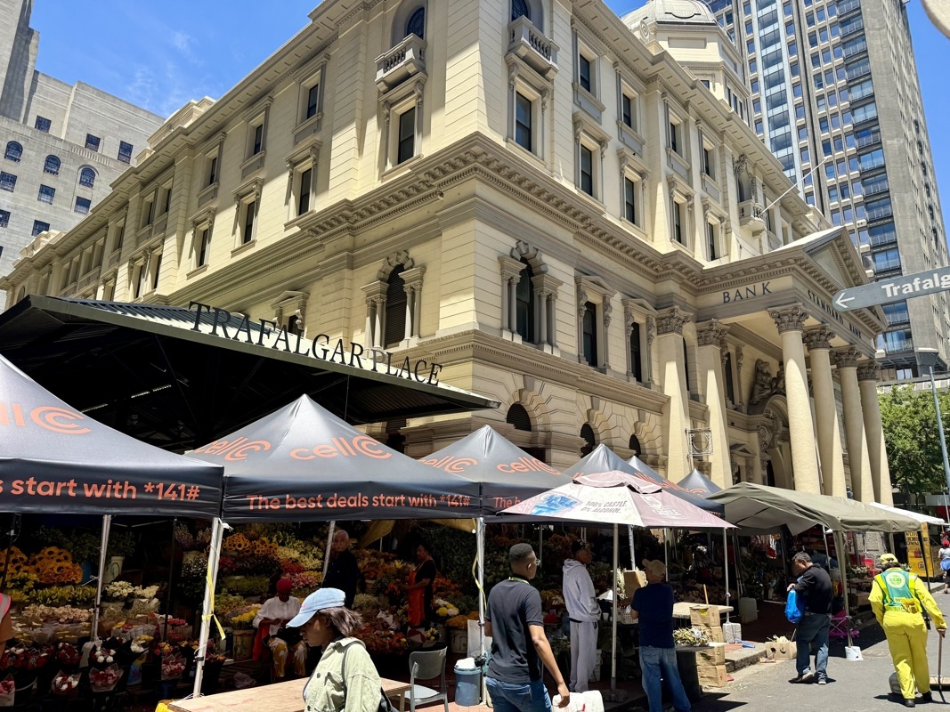 marché aux fleurs ouvert 7/7, 24/24